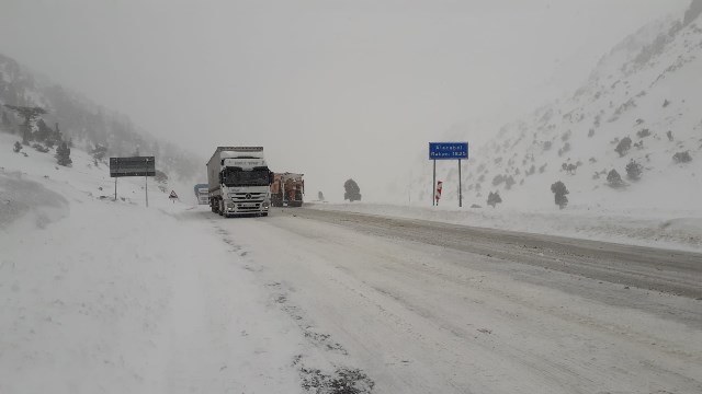 konya-antalya-karayolunda-kar-yagisi-ve-tipi-devam-ediyor--(1).jpg