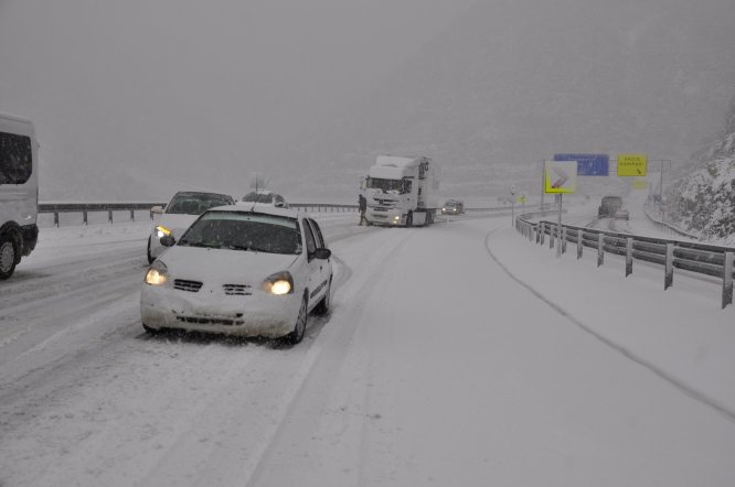 konya-antalya-karayolunda-ulasima-kar-engeli--(4).jpg