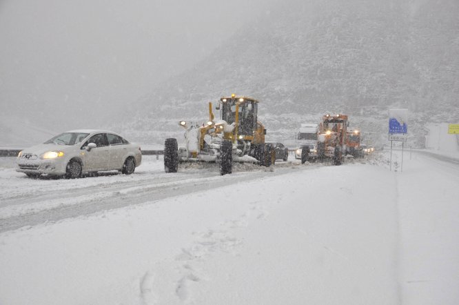 konya-antalya-karayolunda-ulasima-kar-engeli--(5).jpg