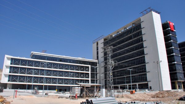 konya-protokolu-meram-tip-fakultesi-hastanesi-insaatinda-incelemelerde-bulundu-(2).jpg
