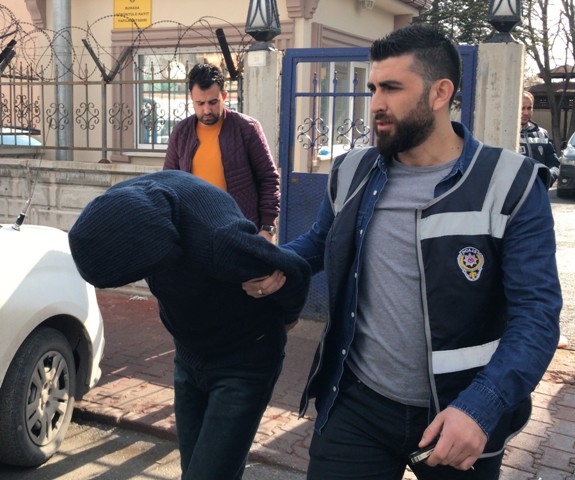 konyada-3-bin-litre-mazot-calan-hirsizlar-kovalamaca-sonucu-yakalandi--(3).jpg