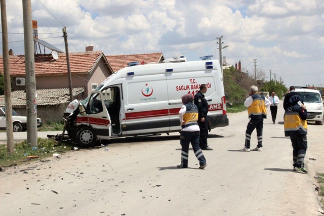 konyada-ambulansla-otobus-carpisti-3-yarali-(1).jpg