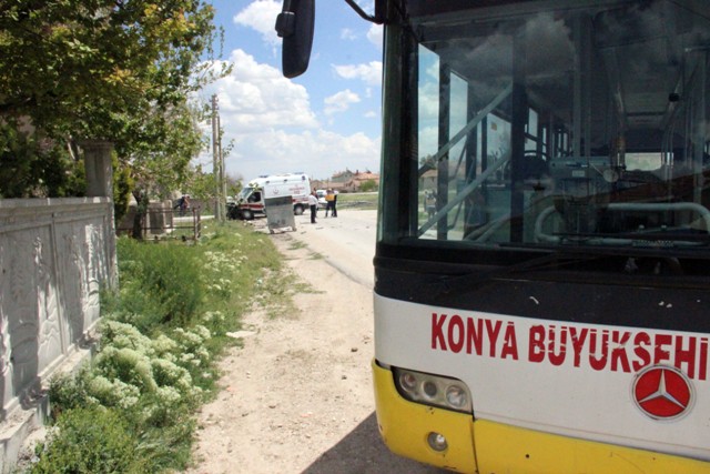 konyada-ambulansla-otobus-carpisti-3-yarali-(3).jpg