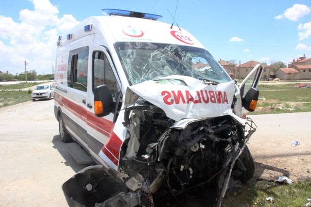konyada-ambulansla-otobus-carpisti-3-yarali-(5).jpg