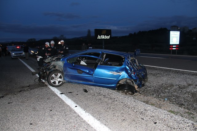 konyada-otomobil-elektrik-diregine-carpti-3-yarali--(3).jpg