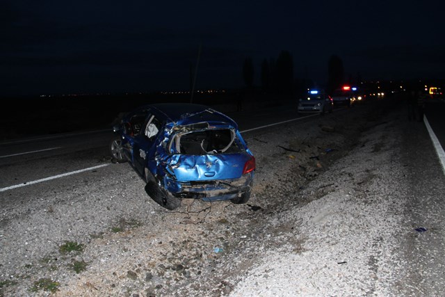 konyada-otomobil-elektrik-diregine-carpti-3-yarali--(4).jpg