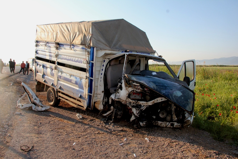 konyada-trafik-kazasi-3-yarali-(3).jpg
