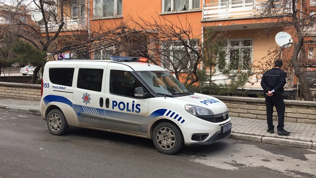 konyada-ucuncu-kattan-dusen-bebek-agir-yaralandi-(1).jpg