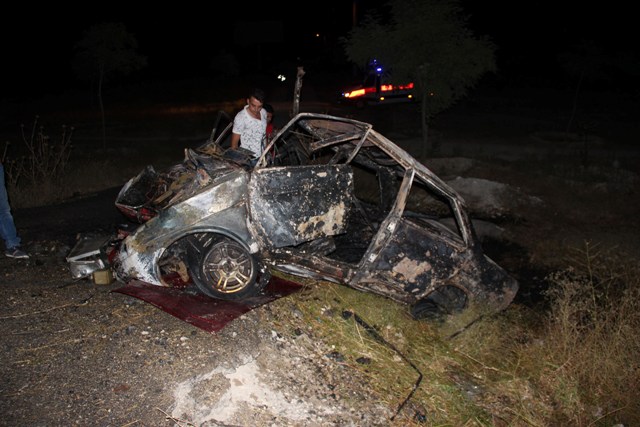konyada-yoldan-cikan-otomobil-yandi-1-olu,-5-yarali-(4).jpg