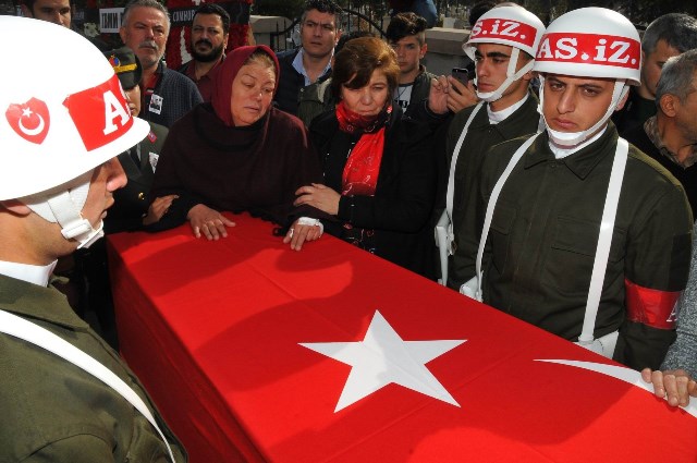 konyali-sehit-uzman-cavus-aykut-kazar-gozyaslariyla-topraga-verildi--(1).jpg