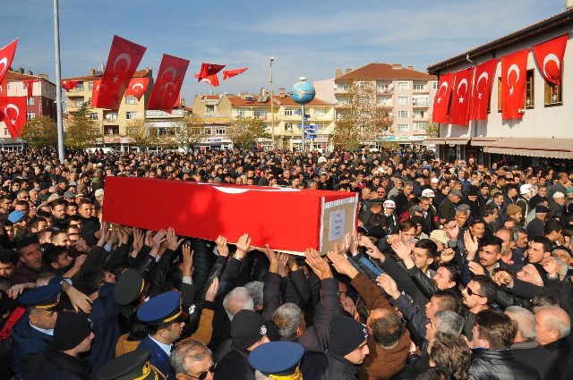 konyali-sehit-uzman-cavus-aykut-kazar-gozyaslariyla-topraga-verildi--(10).jpg