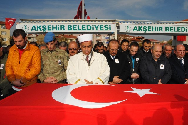 konyali-sehit-uzman-cavus-aykut-kazar-gozyaslariyla-topraga-verildi--(12).jpg