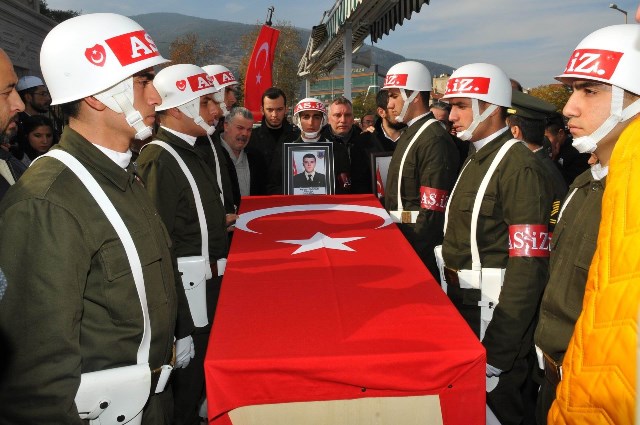 konyali-sehit-uzman-cavus-aykut-kazar-gozyaslariyla-topraga-verildi--(2).jpg