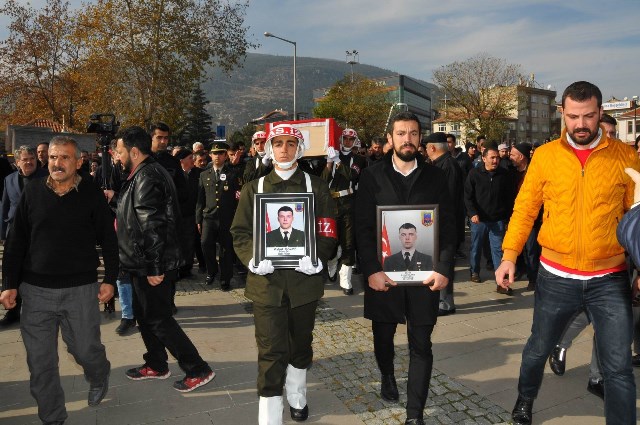 konyali-sehit-uzman-cavus-aykut-kazar-gozyaslariyla-topraga-verildi--(7).jpg