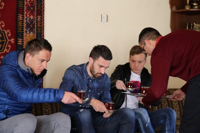 konyasporun-bosnak-futbolculari-etliekmek-(1).jpg