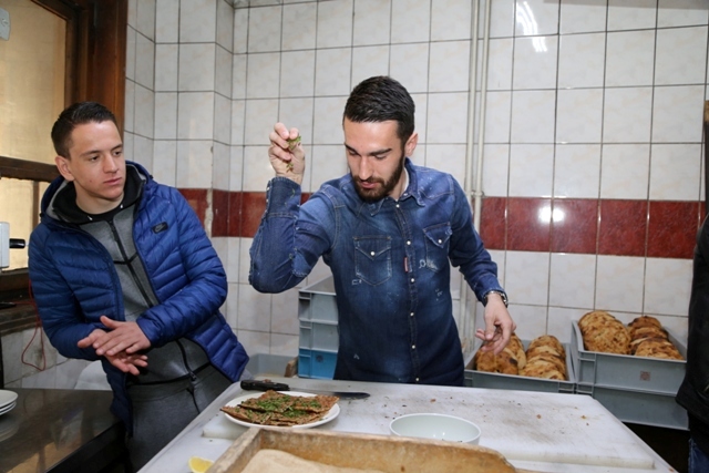 konyasporun-bosnak-futbolculari-etliekmek-(5).jpg