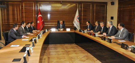 kto-baskani-ozturk-ve-yonetim-kurulu-uyeleri-bakan-yaziciyi-ziyaret-etti-(2).jpg