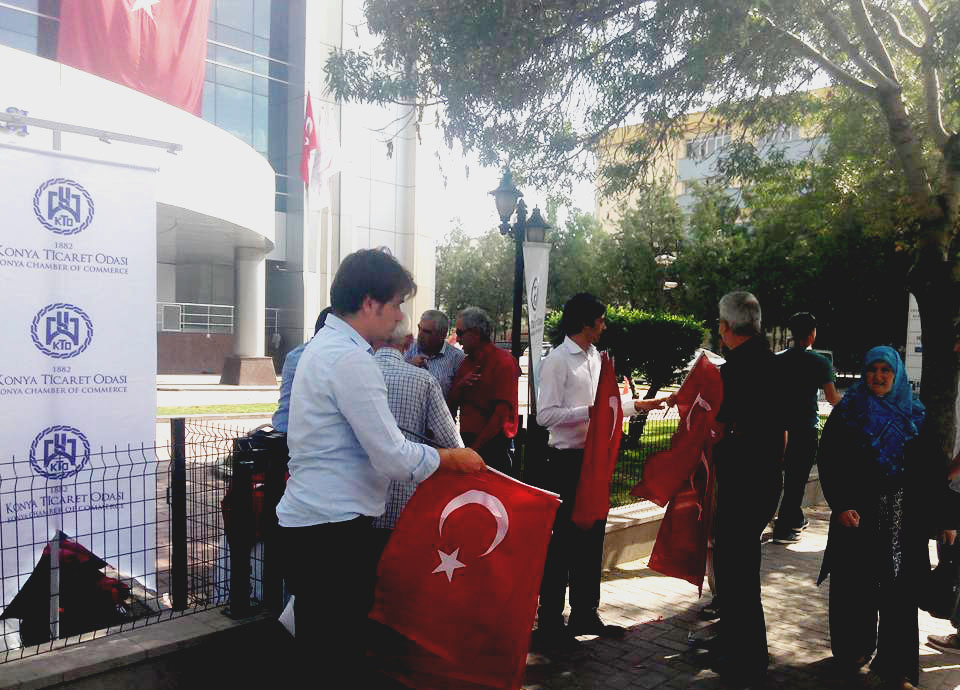 kto-bayrak-dagitimi-(1).jpg
