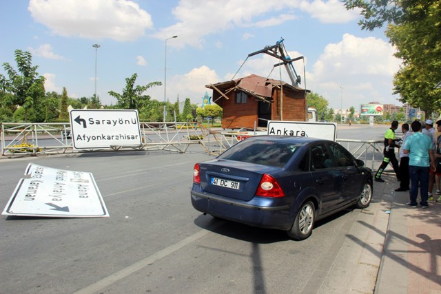 kulube-yuklu-vincin-devirdigi-tabela-diregi-faciaya-yol-aciyordu--(7).jpg