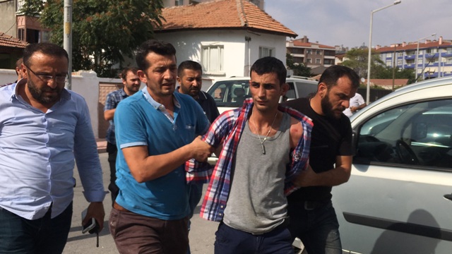 kurye-kiligiyla-girdigi-is-yerindeki-esini-vuran-zanli-yakalandi-(1).jpg