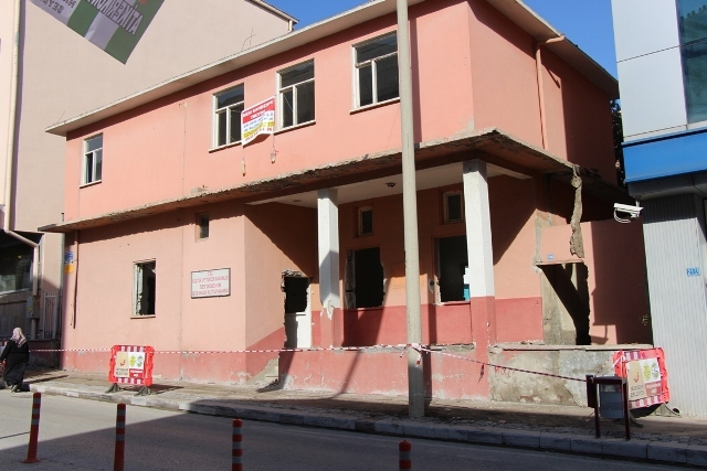 kutuphane-yikimi-basladi-(3).jpg