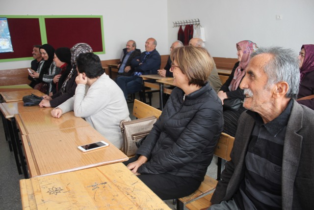 lise-arkadaslari-40-yil-sonra-okulda-bulustu-(3).jpg