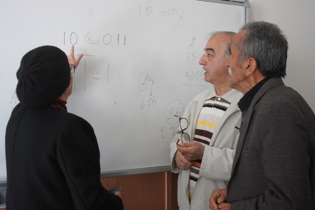 lise-arkadaslari-40-yil-sonra-okulda-bulustu-(5).jpg