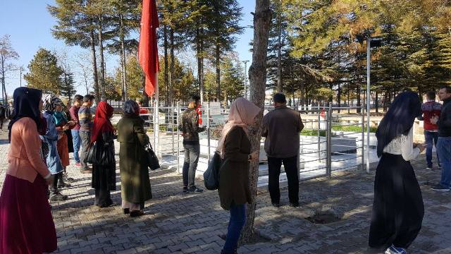 lise-ogrencilerinden-sehit-halisdemirin-kabrine-ziyaret-(1).jpg