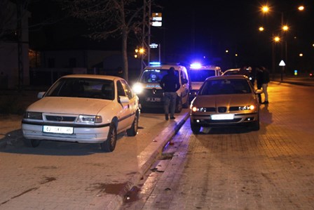 makas-atan-motosiklet-park-halindeki-otomobile-carpti-2-yarali-(3).jpg