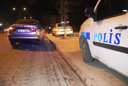 makas-atan-motosiklet-park-halindeki-otomobile-carpti-2-yarali-(5).jpg