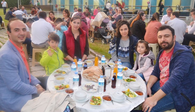 medas-calisanlari-iftarda--(2).jpg
