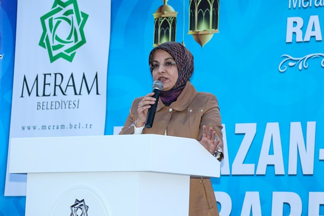 meram’da-iftar-sevinci-ayni-sofrada-paylasiliyor--(1).jpg