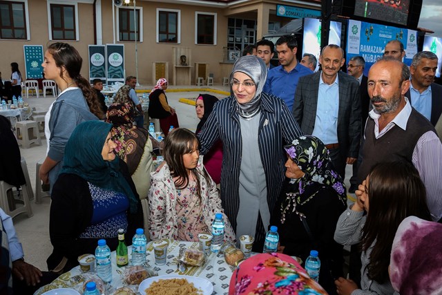 meram’da-iftar-sevinci-ayni-sofrada-paylasiliyor--(3).jpg