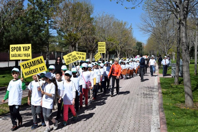 meram’da-ogrencilere-birlik-ve-beraberlik-asilaniyor---(4).jpg