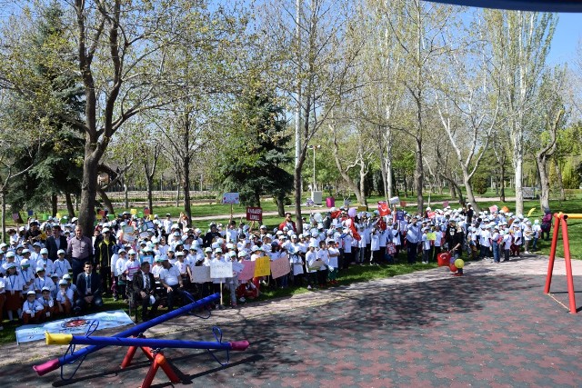 meram’da-ogrencilere-birlik-ve-beraberlik-asilaniyor---(5).jpg