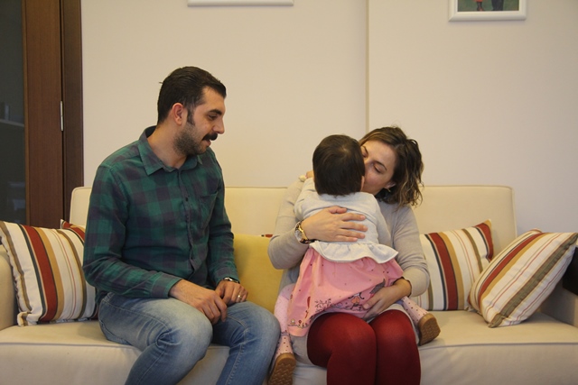 minik-nisa,-koruyucu-melekleriyle-hayata-tutunuyor-(1).jpg
