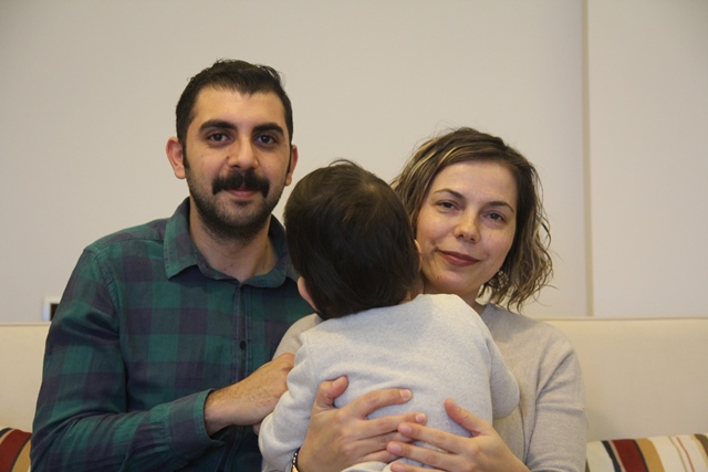 minik-nisa,-koruyucu-melekleriyle-hayata-tutunuyor-(2).jpg