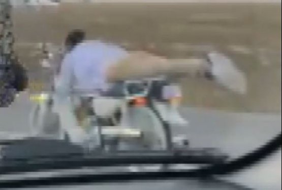motosiklet-uzerinde-tehlikeye-ragmen--(1).jpg