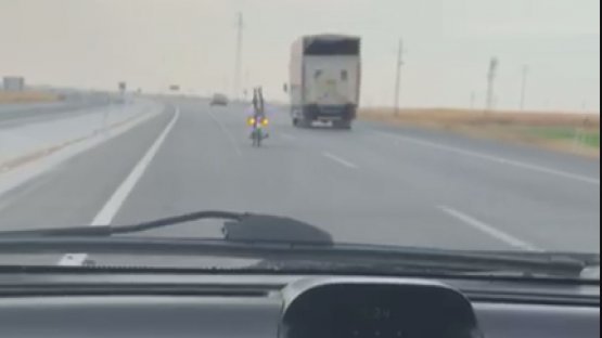 motosiklet-uzerinde-tehlikeye-ragmen--(2).jpg