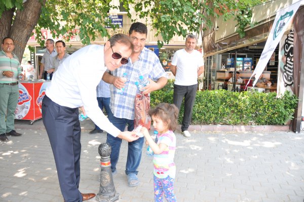 muharrem-krabacak-su-ve-dondurma-ikram-etti.jpg