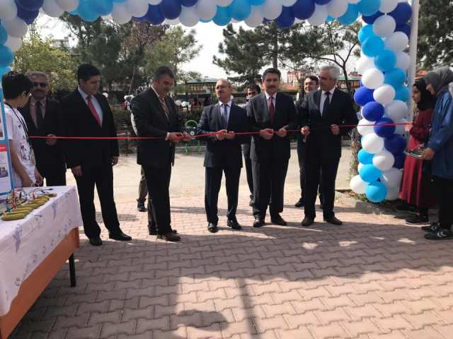 muhittin-guzelkilinc-imam-hatip-ortaokulu-tubitak-4006-bilim-fuarindayiz..jpg