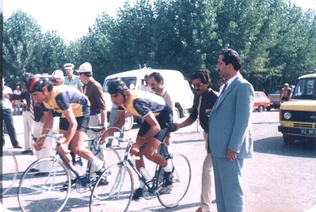 muzaffer-tulukcu--bisiklet-meraklisi-medas-muessese-muduru-burhan-sahin-statta-adnan-tam-ve-ayhan-aytekine-moral-verirken.jpg muzaffer-tulukcu--bisiklet-meraklisi-medas-muessese-muduru-burhan-sahin-statta-adnan-tam-ve-ayhan-aytekine-moral-verirken.jpg