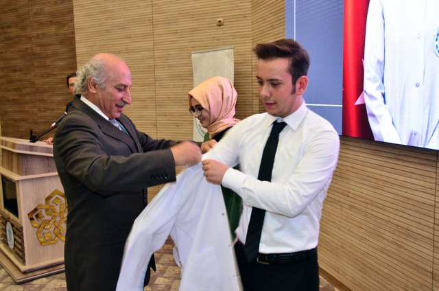 neu’lu-genc-dis-hekimleri-beyaz-onluklerini-giydi-(2)-001.jpg