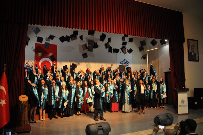 neu-fen-fakultesi-ilk-mezunlarini-torenle-ugurladi-(2)-001.jpg