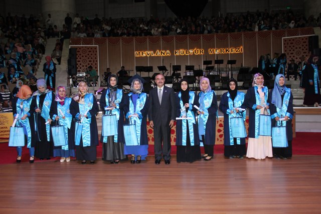 neu-ilahiyat-fakultesi-mezun-ogrencilerini-torenle-ugurladi-(1).jpg