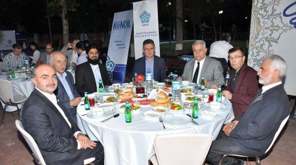 neu-kondil-iftarinda-35-ulkeden-150-ogrenci-bir-araya-geldi-(2).jpg