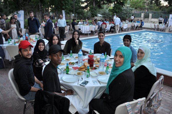 neu-kondil-iftarinda-35-ulkeden-150-ogrenci-bir-araya-geldi-(3).jpg