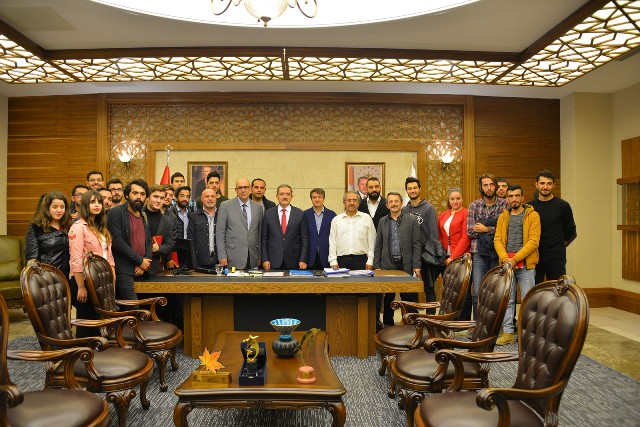 odullu-genc-iletisimcilerden,-rektor-sahin’e-ziyaret--(3).jpg