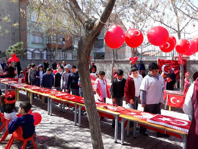 ogrenciler-bayrak-sergisinde-yaristi--(2).jpeg