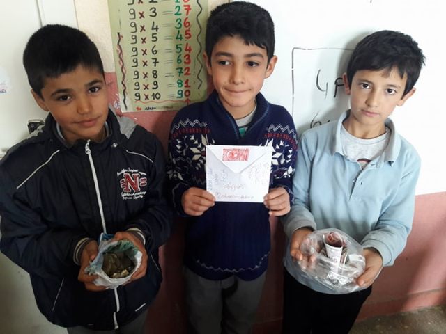 ogrenciler-harcliklarini-mehmetcike-bagisladi-(3).jpg
